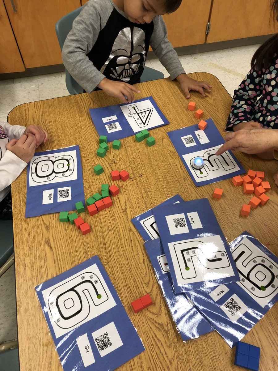 rvrcoelho's tweet image. FDK Ss tracing & practice counting: one-to-one correspondence by counting Dot illustrations and using blocks to represent #’s then taking our numbers for an Ozobot ride! #kinderscode #DPMath @HilaryDPCDSB