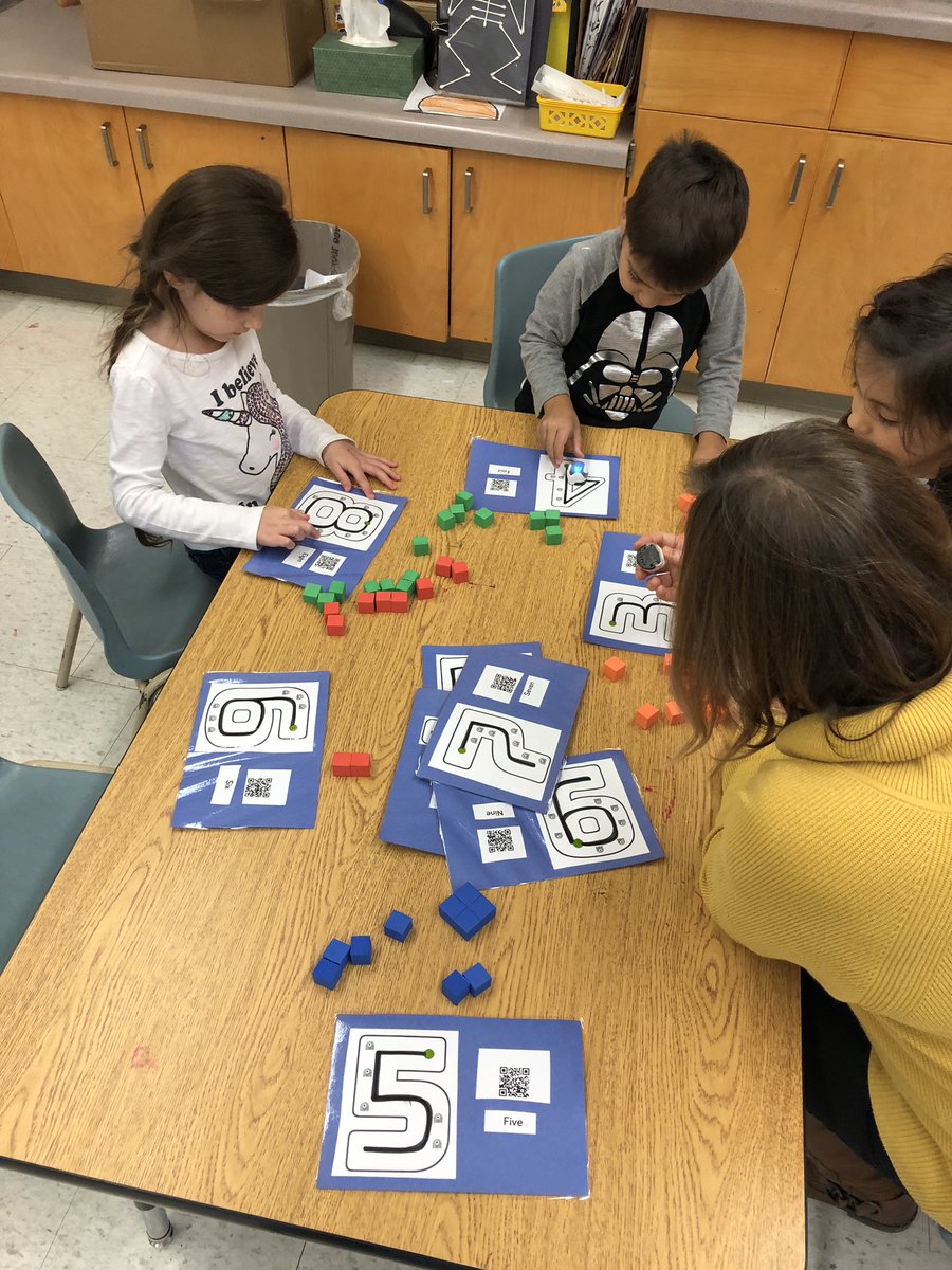 rvrcoelho's tweet image. FDK Ss tracing & practice counting: one-to-one correspondence by counting Dot illustrations and using blocks to represent #’s then taking our numbers for an Ozobot ride! #kinderscode #DPMath @HilaryDPCDSB