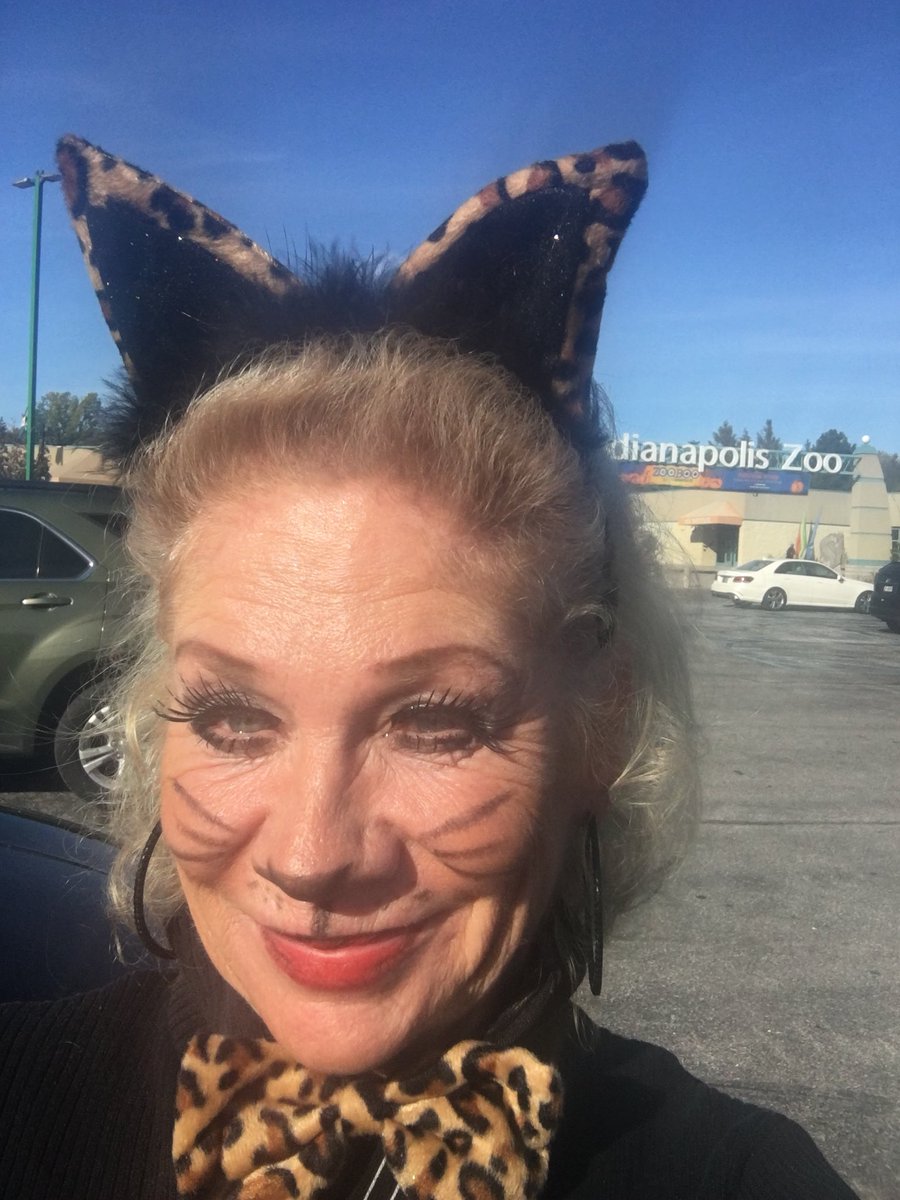 thepatcarlini's tweet photo. Helping host at #IndyZoolala @IndianapolisZoo tonight! Big shout out to @ScarletLaneBrew too! #indyZoo #visitIndy #dressedup https://t.co/kpqpPOohbB