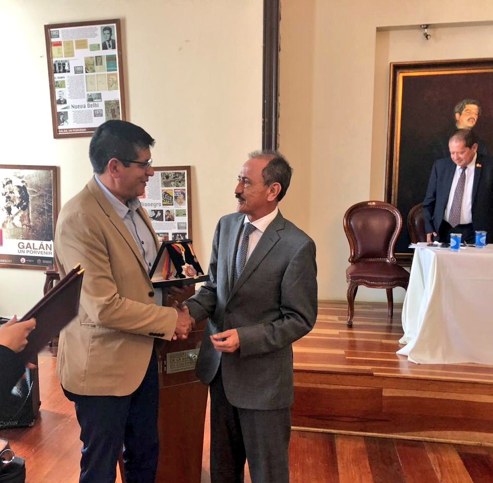 JenniferAriasF's tweet photo. En honor a los 60 años de trabajo del emblemático Comité de Ganaderos del Meta, la @CamaraColombia y el H.R. @Rep_Cristancho hacen condecoración con la Orden de la Democracia Simón Bolívar- grado Cruz Comendador. https://t.co/KN6giMBrmE
