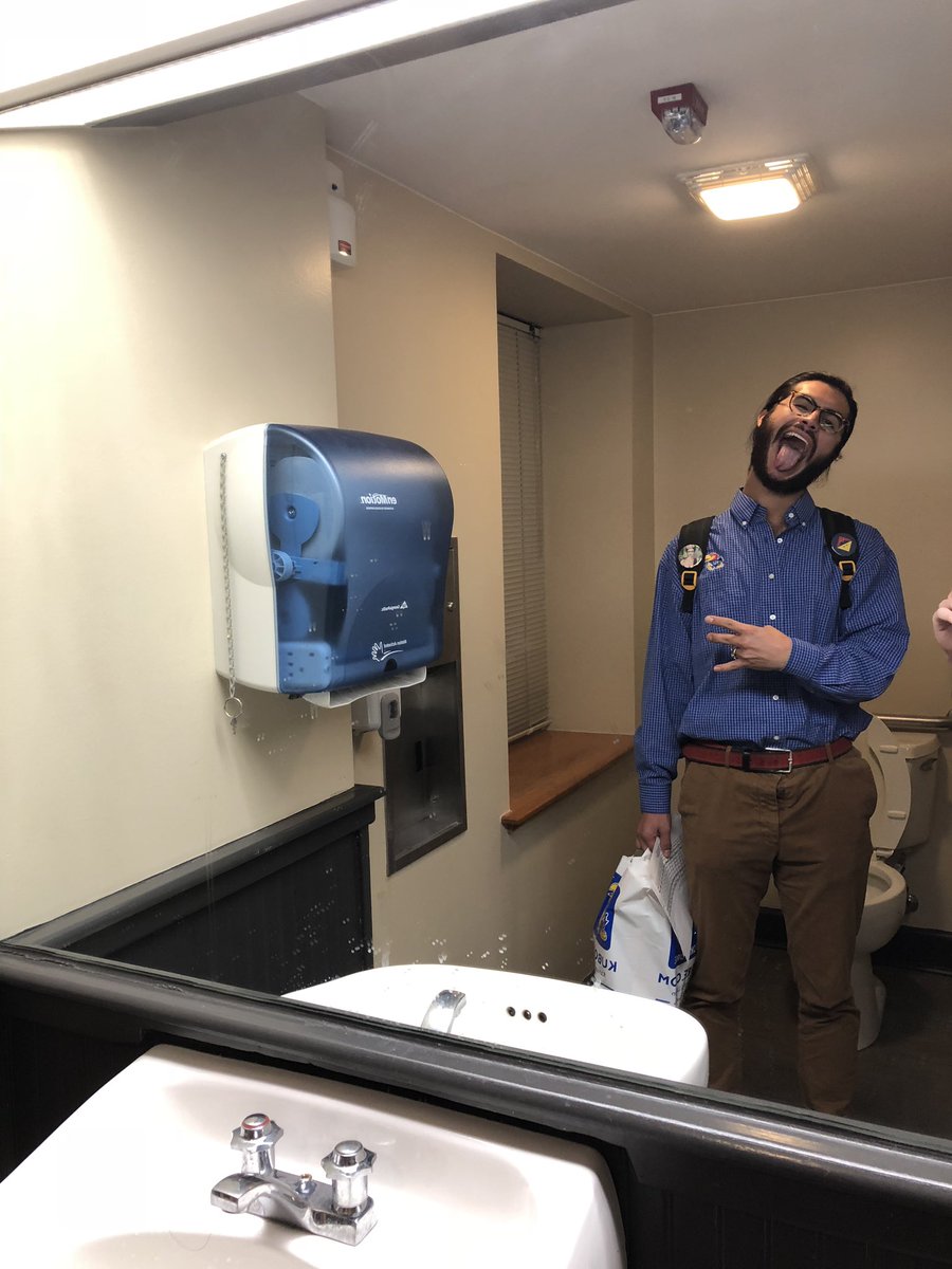 kuashc's tweet photo. Let’s rate the guest bathrooms of each Schol Hall! Today we look at Pearson:

THIS BATHROOM IS IMMACULATE. Chique, modern, yet subtle. Pleasant scent, elegant mirror, and to top it off A WINDOW??? Only issue: dirty mirror (ft. ASHC Pres. Christian Espinosa)

Overall: 9.6 / 10 https://t.co/zmhLADoPtJ