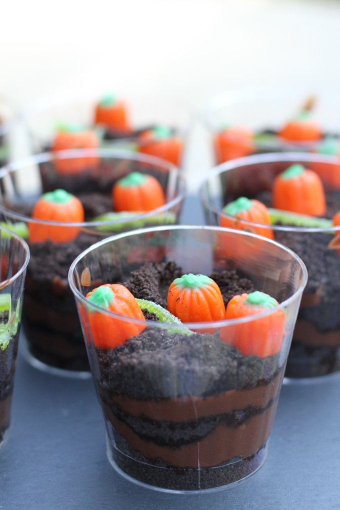 theteethingegg's tweet image. We all remember the famous &quot;Dirt Cup&quot; recipe as a kid! Add Halloween&apos;s traditional Pumpkin Candy and you have a new twist on a childhood favorite!! :D {Via: @icanteachmychil at icanteachmychild.com/pumpkin-patch-…} #HalloweenRecipe #HalloweenChildActivity #PumpkinPatch