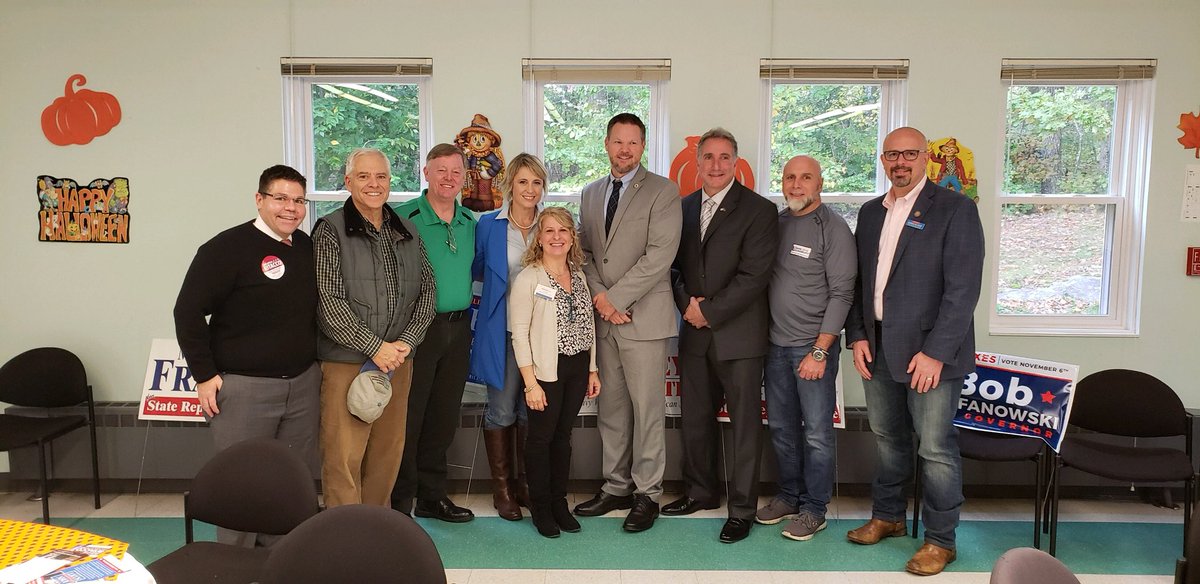 MattCoreyCT's tweet photo. Great time at #Ledyard Senior Center speaking with concerned residents. #CoreyForSenate #WorkingNotWalking #LedyardCT #Connecticut #ctpolitics @SusanHatfield @tubanoiz @CTGOP @NRSC https://t.co/VmqsAlaFpV