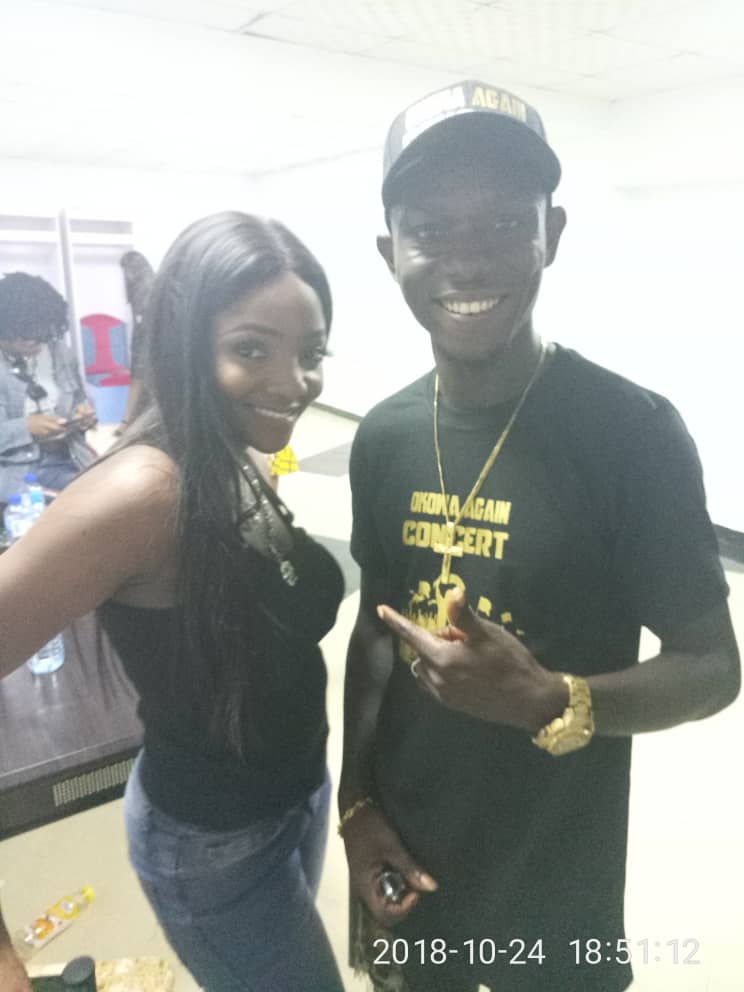 MC2things's tweet photo. Chilling with @SympLySimi #AiteoCupFinal18 #Asaba @iambabadee https://t.co/DzJYw3UQ1d