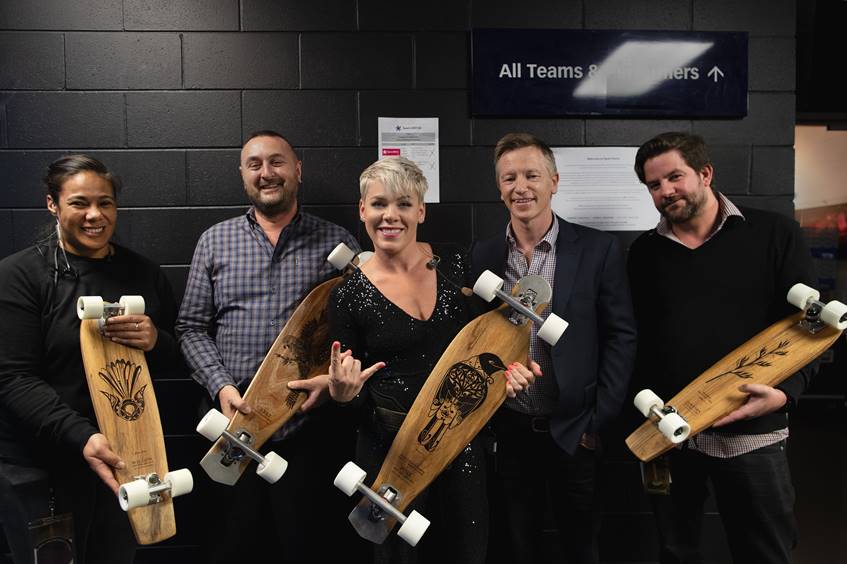 _PaperRain's tweet image. #throwback to @Pink being gifted our custom hand-finished longboards by @SparkArenaNZ What an inspiring woman! #lifegoals #womenofsteel #music #socialenterprise #longboarding #NewZealand