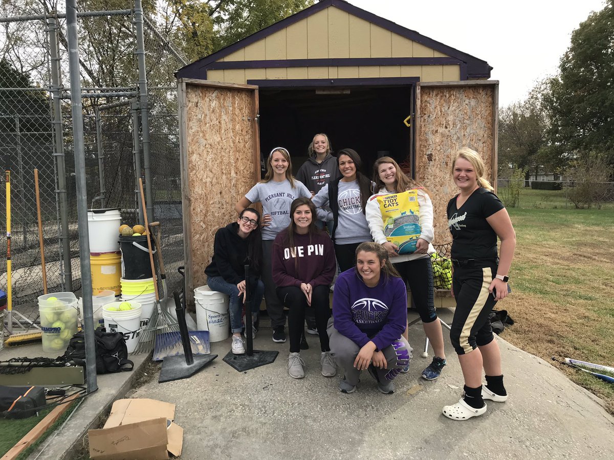 ChristyLReeves's tweet photo. Oh, how I have missed these ladies!! Thanks for coming out to help clean the shed!
Sorry Alli, I took a pic after you left! Thanks for killing spiders and lugging quickdry up to the pressbox! #ChicksSoftball #alwaysfuntimes #holyspiders #shouldhaveseenthebefore #filthy https://t.co/KTHwuCRaj5