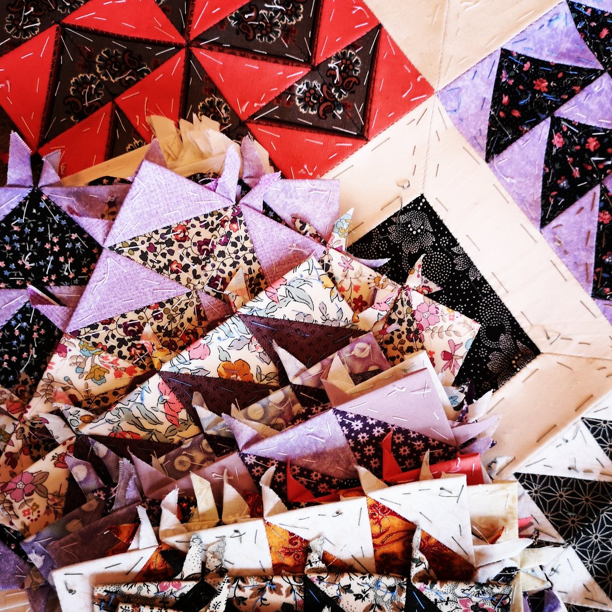 quiltedpatchco's tweet image. This is the current project on the go... a traditional geometric pattern (all sewn by hand of course!) 
#thequiltedpatchco