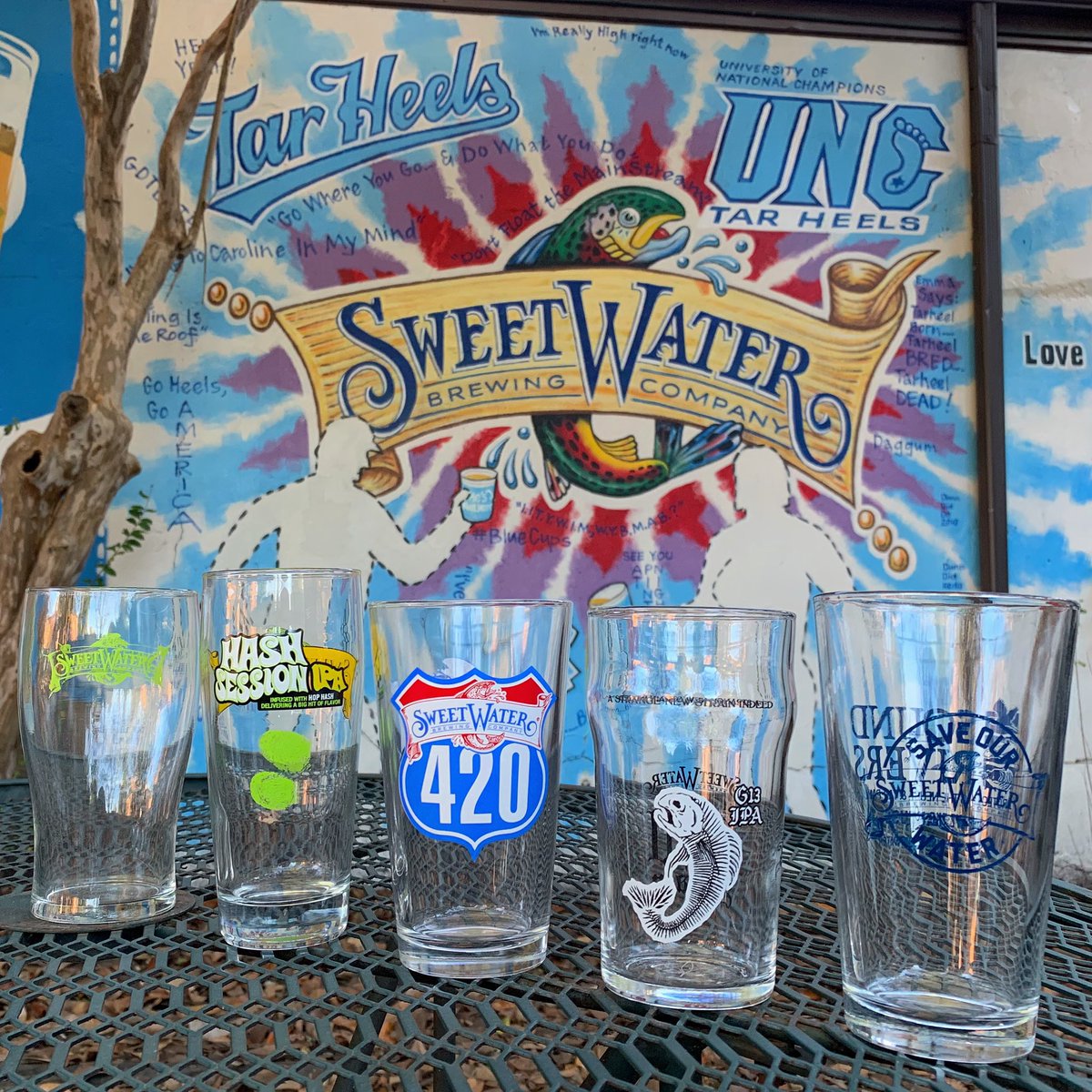 Hes_Not_Here's tweet photo. #PintAfternoon w/ @sweetwaterbrew G13 IPA, Blue & 420 #PinkCups #BlueCups #PintNight #weedbeer https://t.co/YShzsitnhk