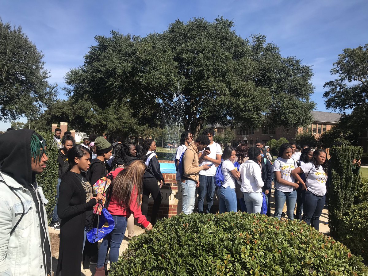 APSITTonya's tweet photo. Class of 2019 @apsDouglassHigh Seniors Leveling ⬆️ @FVSU College Tour #collegebound #exploringcollege #astros⁠ ⁠ #preparing @APS_HighSchools @apsupdate @FVSU @librabroyster @T_Marie40 @DouglassHSMedia https://t.co/32otGPffgN