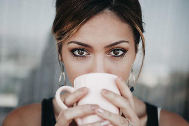 "6 Beverages That Drastically Improve Your Eye Health" via <a href="/womendotcom/">women.com</a> bit.ly/2JdFojW
