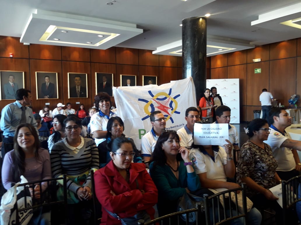 RedMaestrxsRE's tweet photo. “Representamos a más de cien mil maestros y maestras en todo el país y fundamentalmente somos la organización de maestros que se comprometió con la Revolución educativa, como medio para alcanzar la Revolución Social en nuestro país” enfatiza Santacruz. https://t.co/hFPc4rsWOl