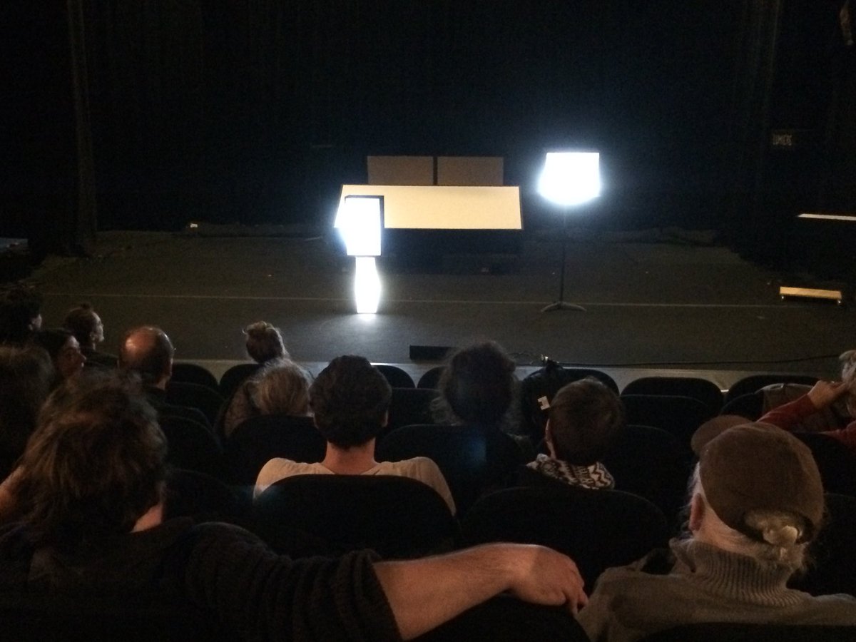 Mathieu Enderlin rencontrait ce soir des abonnés. Entrée dans les coulisses de la création #Traces présenté en mars 2019 inspiré du #marionnettiste avant-gardiste #GeorgesLafaye. L’illusion naît de “l’essentiel” (noir, simplicité, geste, matière) : surprenant, magique !