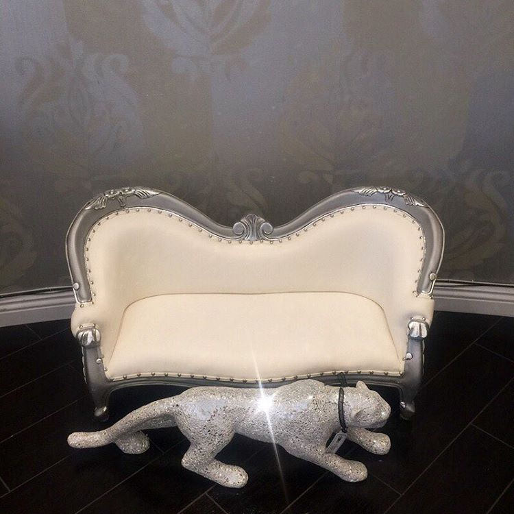 divarockerglam's tweet photo. #divarockerglam #sunsetplaza #beverlyhills #petbed #dogbed #homedecor #interiordesign #luxurylife #glam #sale #unique https://t.co/LFulTAmniC