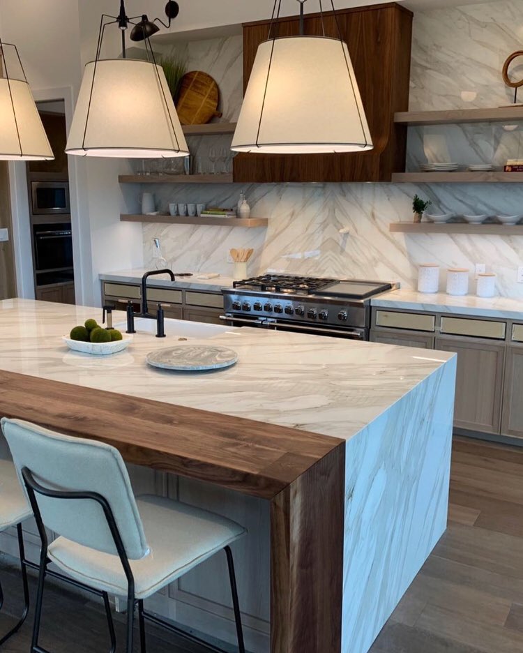PacShore's tweet image. This marble/wood combination😍 The Parade of Homes Austin runs until Nov 4. Read more on our participation in the kitchens of the homes by Aluxa &amp;amp; Glazier Homes: pacificshorestones.com/austin-2018-pa… #pacificshorestones #usenaturalstone #austindesign