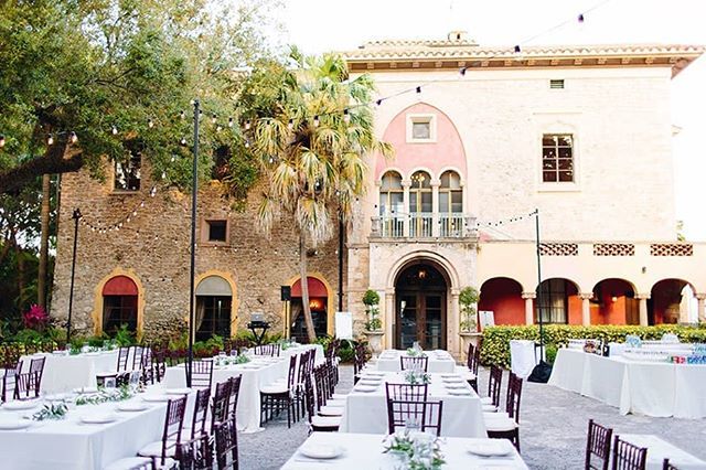 PartySlate's tweet photo. This Miami courtyard is the perfect, sunny spot for a wedding reception. Simple tablescapes and furniture let the building's facade do all the talking. || Photography: @aleegleibermanphoto | Venue: @deeringestate | Caterer: @eggwhitesmiami || #PartySlate #PartySlatePro https://t.co/IuIAE1mIJe