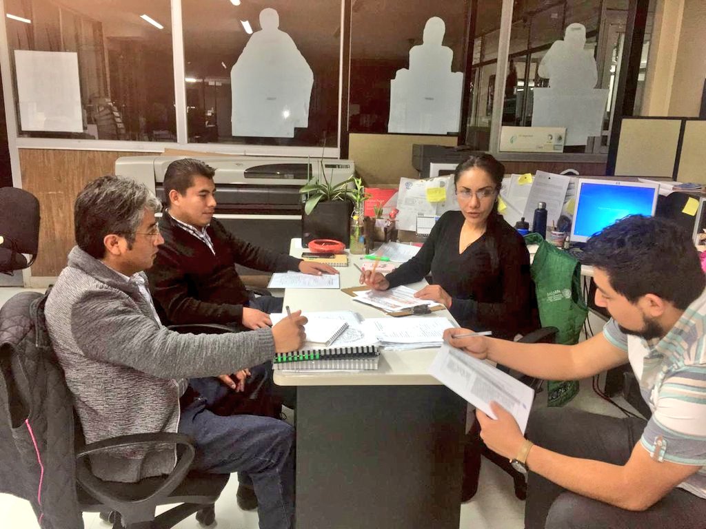 YeseniaMtzPlata's tweet photo. Las reuniones de estrategia con el Delegado de la @SAGARPA_mx #CDMX Lic. @sm_chavarria, así como las del equipo técnico de #ECENM #CDMX son importantes para la comunicación y el desempeño de un buen equipo. Trabajando por el Desarrollo Rural. @BaltazarxTam @MujeresCampo https://t.co/jOioAbapPq
