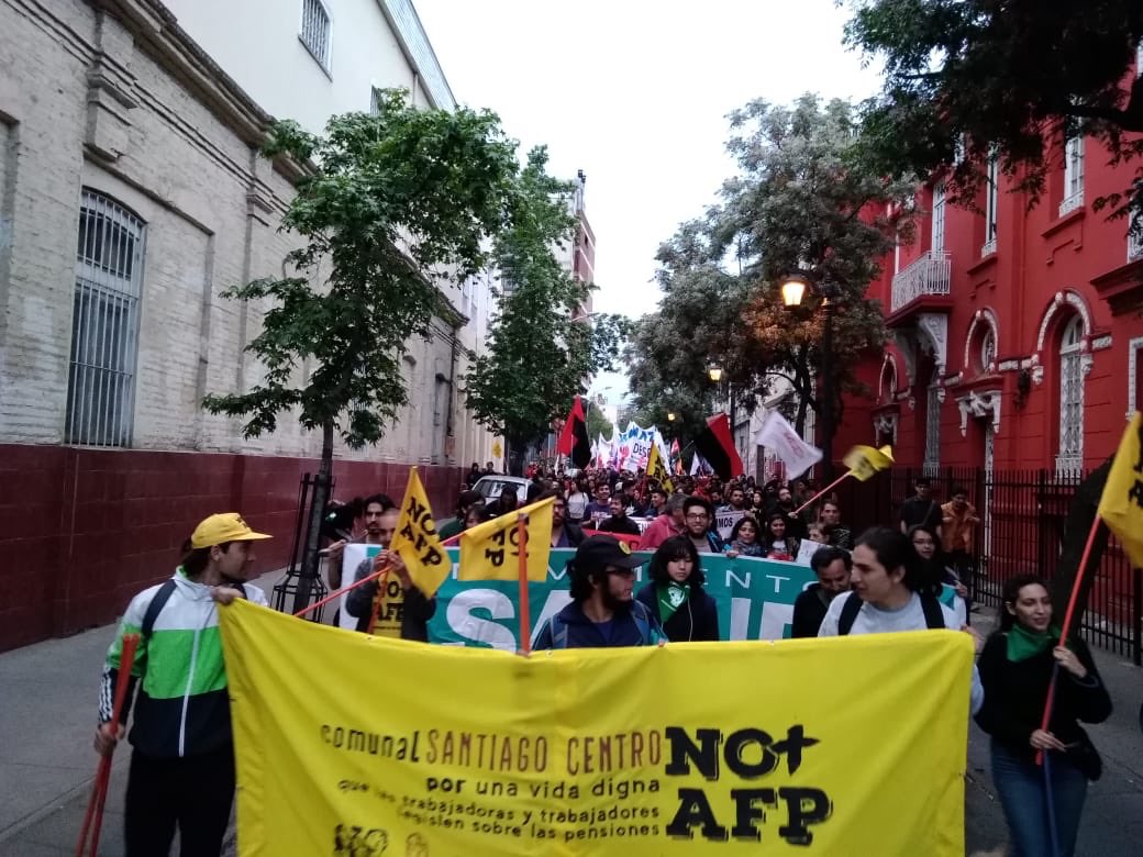 CNT_NOmasAFP's tweet photo. Santiago Poniente sale a marchar contra las AFP por el Barrio Yungay. Todos  #YoProtestoxPensionesDignas #NOmasAFP https://t.co/XxMY4GBSu5