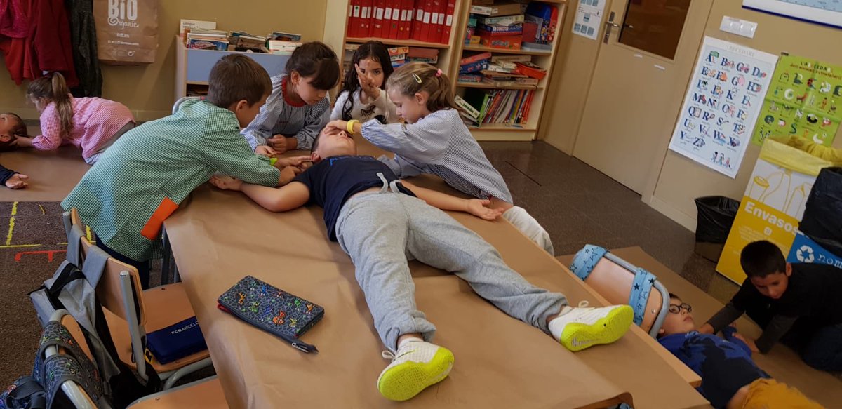 IEVilaRoma's tweet photo. Els alumnes de 1r hem decidit ser la clase dels metges. #esquelet #partsdelcos #aprenentatge @EscolaVilaRoma  #Palamós  Hem començat el projecte “El nostre cos”                                    https://t.co/udaJkfMi80 https://t.co/NtBx3mbHfE