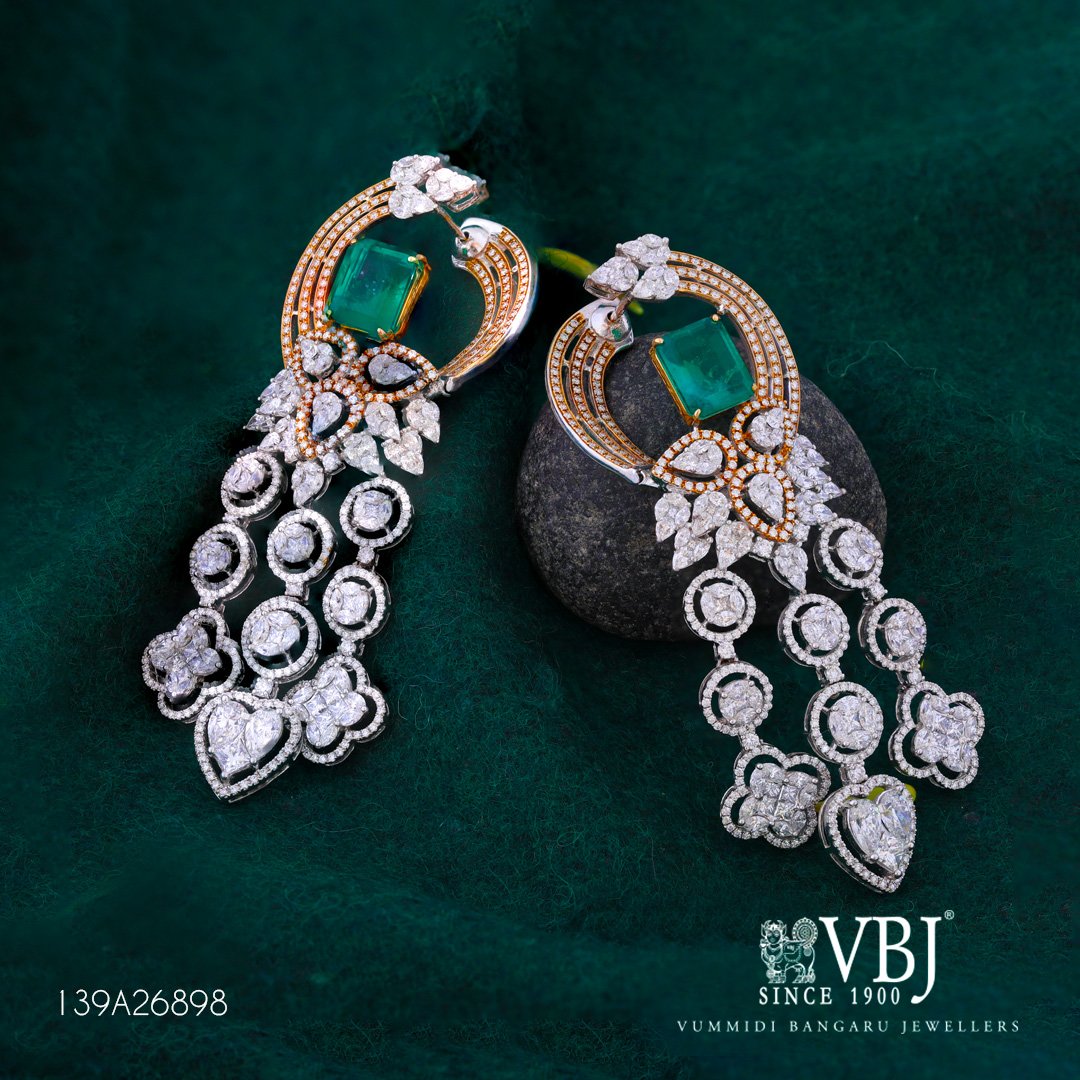 Keep your face bright and shine with this dazzling diamond earrings!

Gross wt: 42.38 g
Gold purity: 18 kt

#vbj #vbjsince1900 #vbj1900 #earrings #goldearrings #diamondearrings #drops #hangings #vummidibangarujewellers