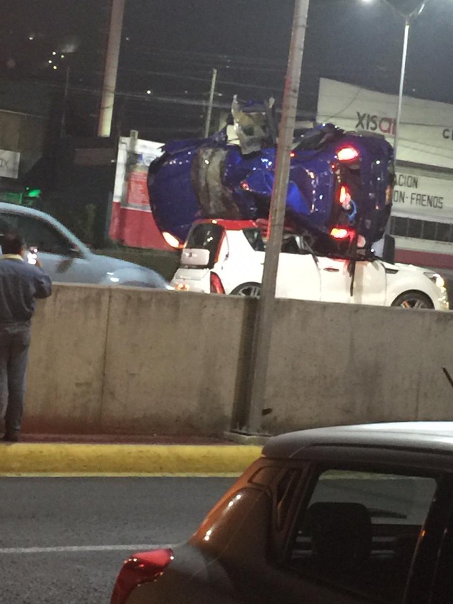 Cicmty's tweet photo. *ACCIDENTE* Muy fuerte en Av. Paseo de los Leones de ote a pte antes de llegar a Av. Rangel Frìas. Monterrey Vìa @chapa_carlos cc @pc_mty https://t.co/40dQ6HvQms
