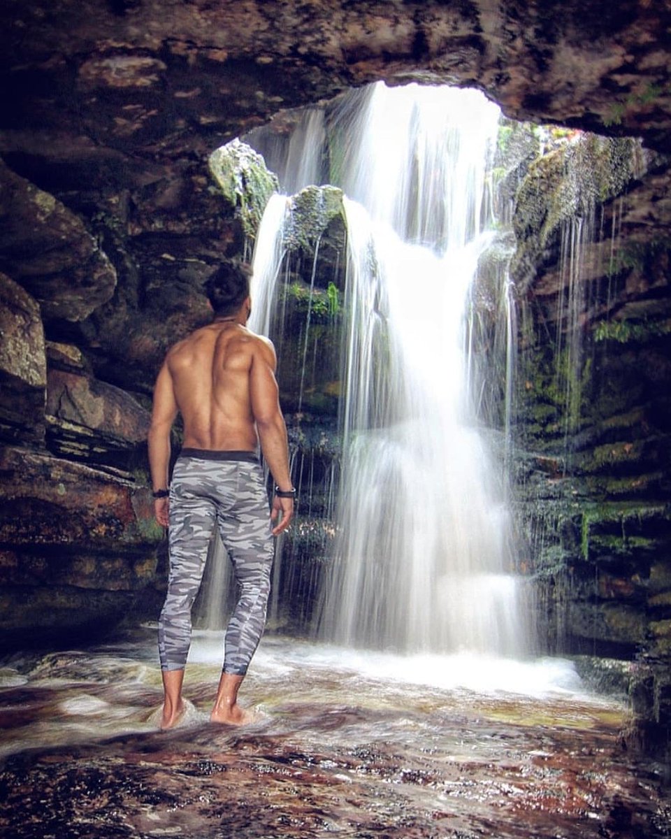 We've found the cure to endless hot summer days... a dip in the Bain's Kloof Pass waterfall. And it won't cost you a cent. 
📸 @natureboy_ct
