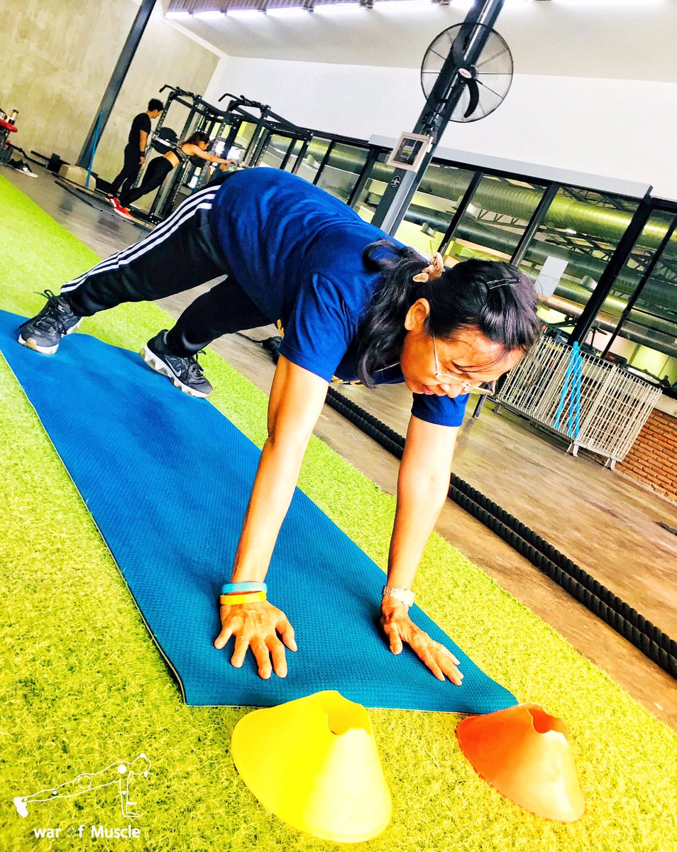 warofmuscle's tweet image. วัย..ไหน ??
.
#adulttraining
.
.
ก็ สามารถ  " ไว "  ได้  ✔️
.
(ในรูป) นักเรียน คลาส สาย กำลัง เทรน รูปแบบ #quicknesstraining  โดย เน้น การ ฝึกระบบ ประสาท การคิด และ รับคำสั่ง พร้อมกับ ออกแรง เคลื่อนที่ เกร็งกล้ามเนื้อ ทันที นั้นเองค่ะ ^^
.
#เทรนเนอร์ผู้หญิง