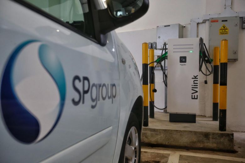 straits_times's tweet photo. SP Group to double electric vehicle charging points to 1,000 https://t.co/ySg2ouhq1c https://t.co/qLpJNHLhf7