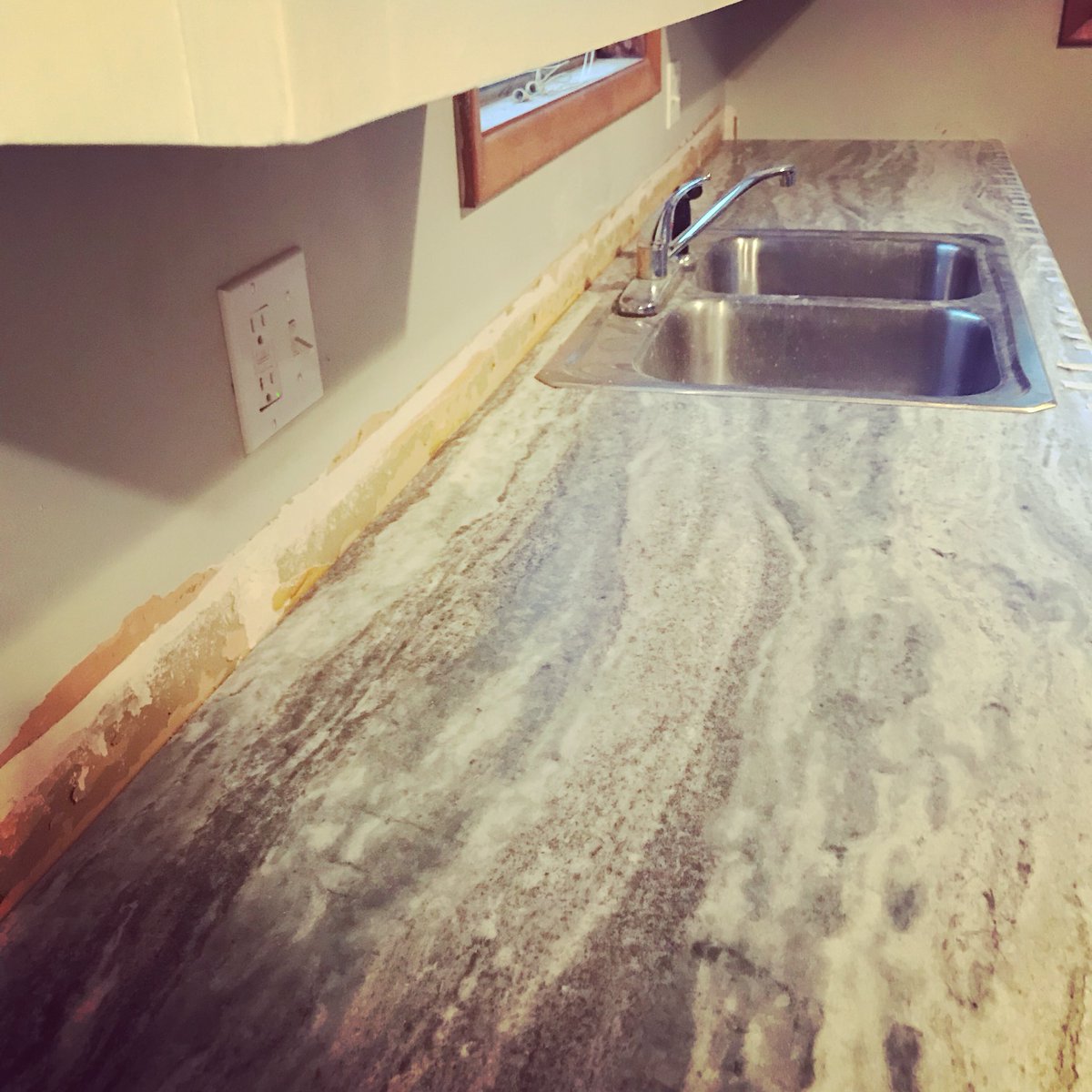 SB_Thompson's tweet image. Yes!!  New countertops are in. Tomorrow... the backsplash.  Then, I still have the bottom cabinets to paint white. So close to finished. #projectsunset #fixerupper #renovation