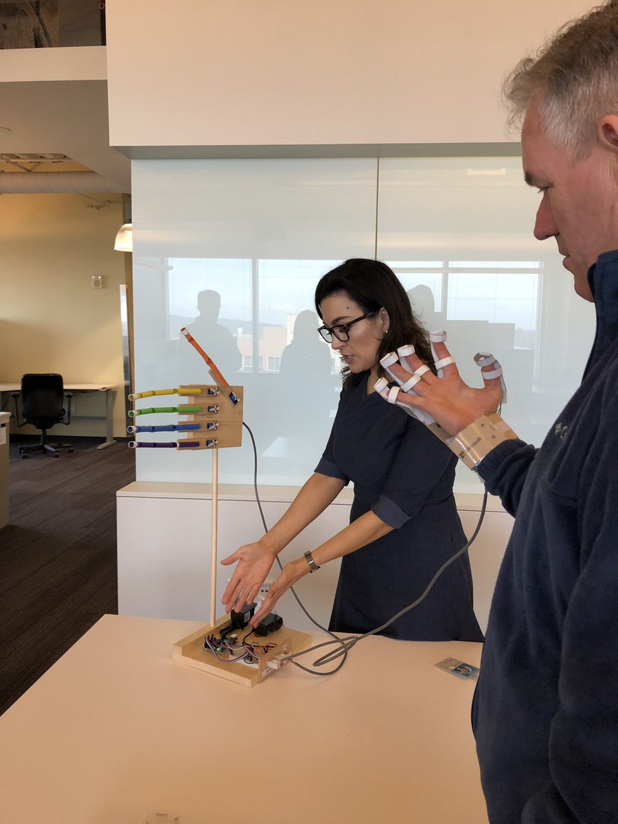 KieraE_TX's tweet image. The view from the top - of the Microsoft building in Bellevue!!!  And an awesome #hackSTEM project!!