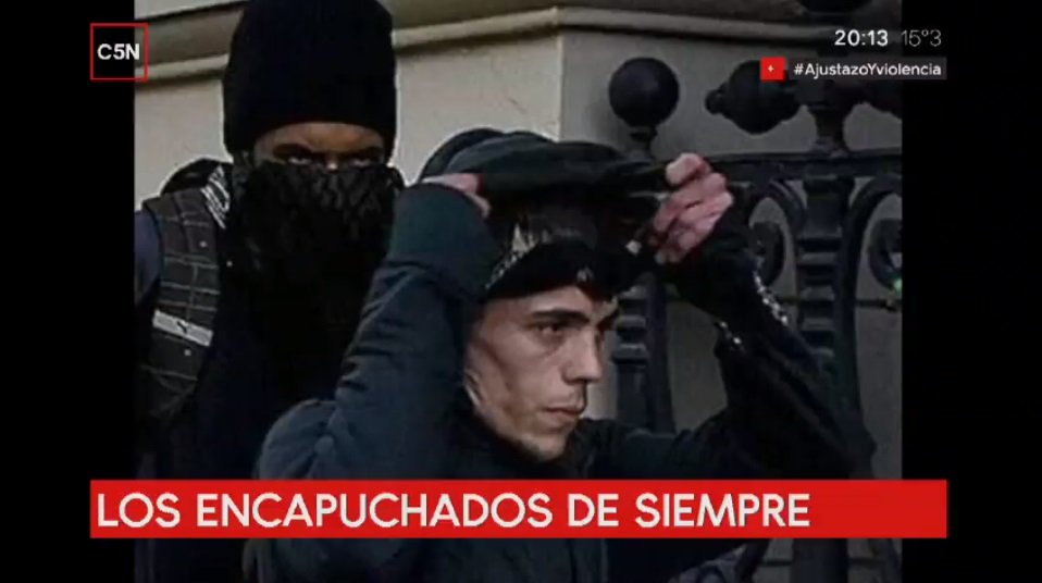 #AjustazoYViolencia
HAY QUE IR A DENUNCIARLO POR FUNCINARIO PÚBLICO Y METERLO PRESO Y QUE SE COMA TODO EL PROCESO, APARTE DE EMBARGARLO POR LOS DESTROZOS ! Y SI QUIERE HABLAR CÓMO ARREPENTIDO Y QUE CUENTE POR ORDEN DE QUIEN !! BULLRICH RENUNCIA HDMP