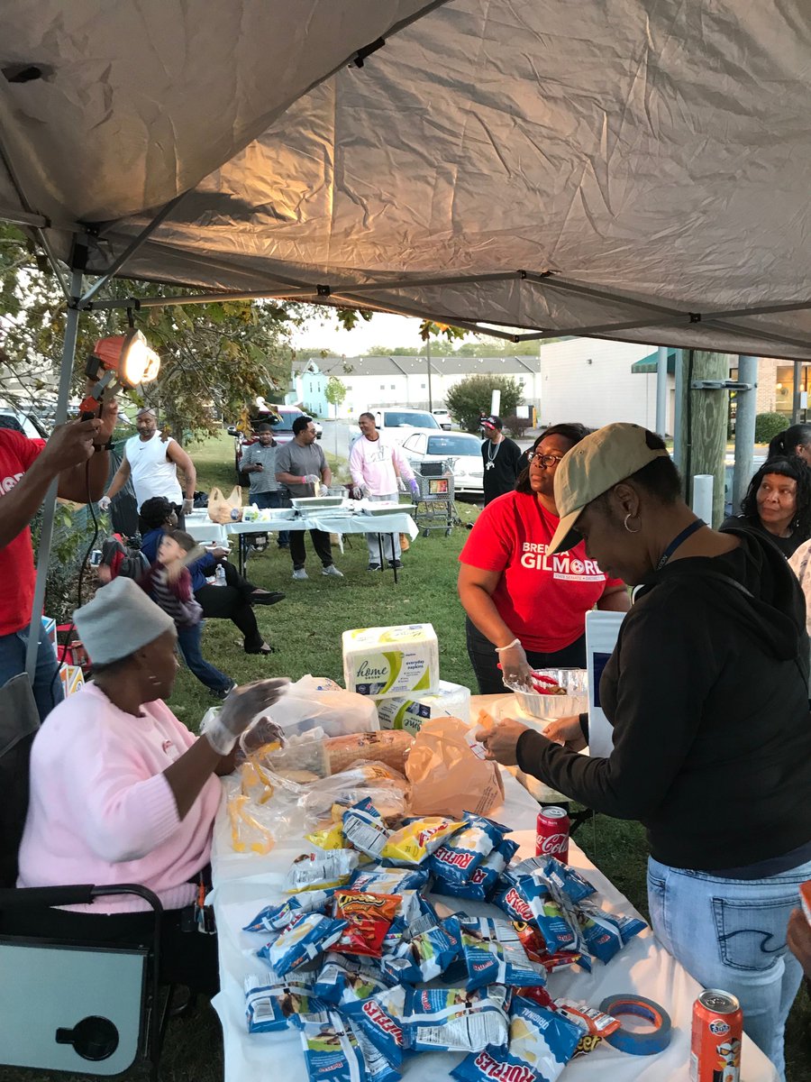 PhilBredesen's tweet photo. Last night, more than 1,500 voters came to our fish fry and rally outside the Bordeaux Library in Nashville after casting their ballots. There are only 13 days left in this race. Letโs keep up the energy and get out the vote. Find your polling place at https://t.co/cgW7OXKhaI https://t.co/02hQk2ig9u