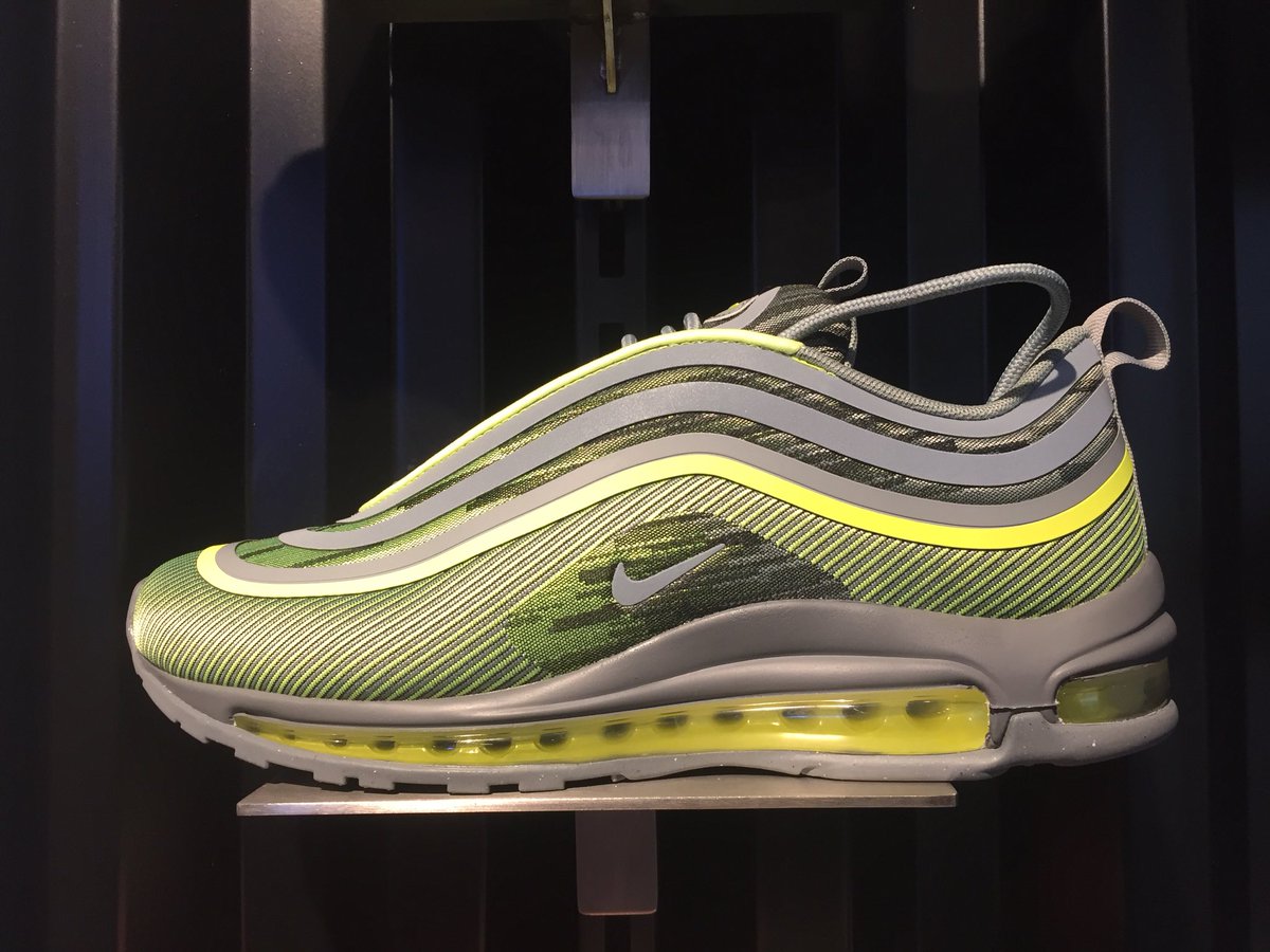 mamekosato1's tweet image. ハロウィン🎃が近いらしいのでハロウィンらしい虫。カオヤイさんが見つけてウスコムラサキの幼虫だと教えて下さいました。 自分史上ナンバー3に入るくらいの衝撃👻スカル顔もだけどこのナイキを彷彿とさせるバディの色合いにも度肝抜かれました。