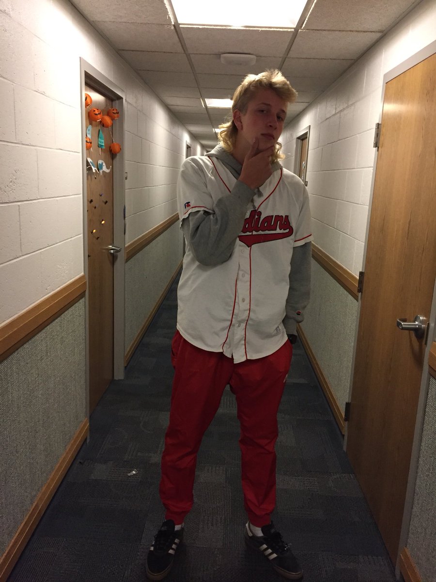 j_nied_'s tweet photo. When you walk outside and only the sides of your head gets cold..... #mulletprobs https://t.co/4JBie4C8VL