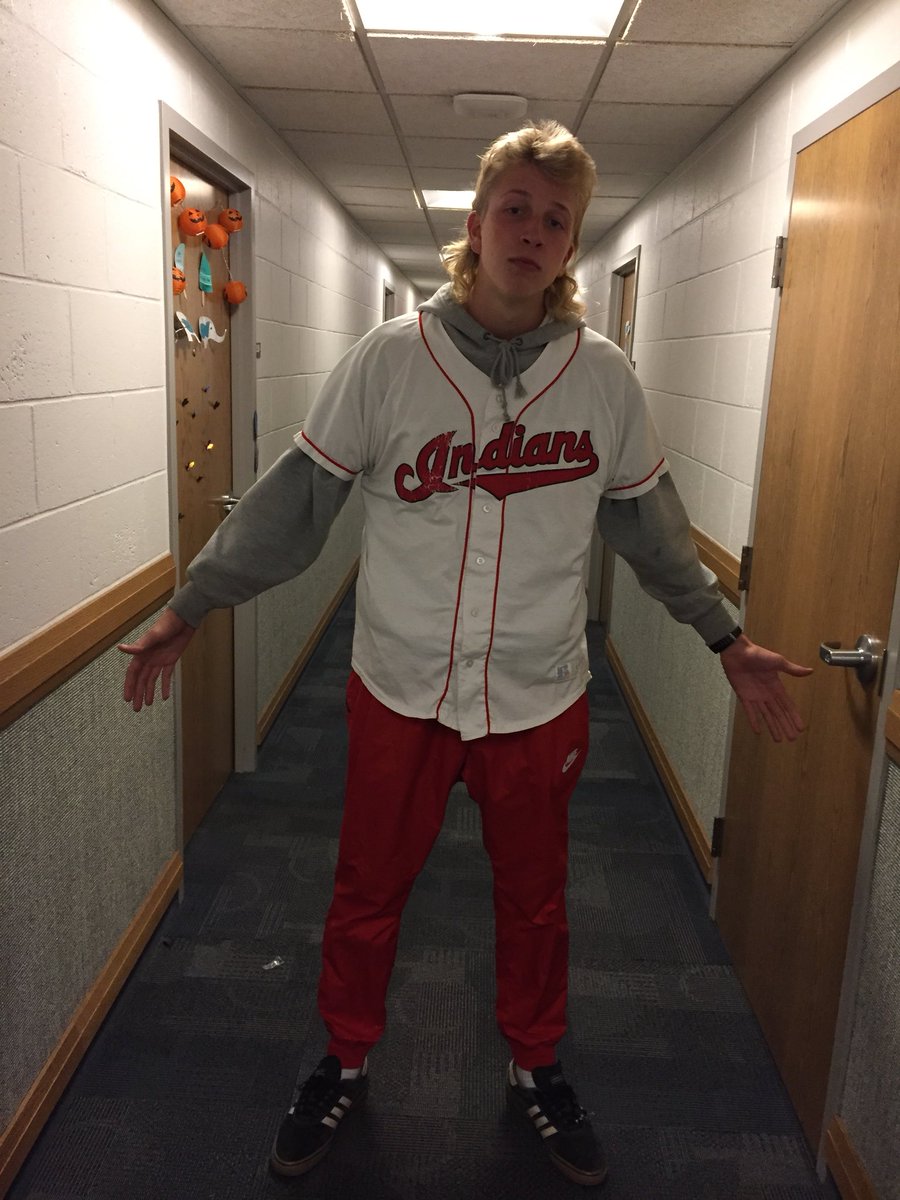 j_nied_'s tweet photo. When you walk outside and only the sides of your head gets cold..... #mulletprobs https://t.co/4JBie4C8VL