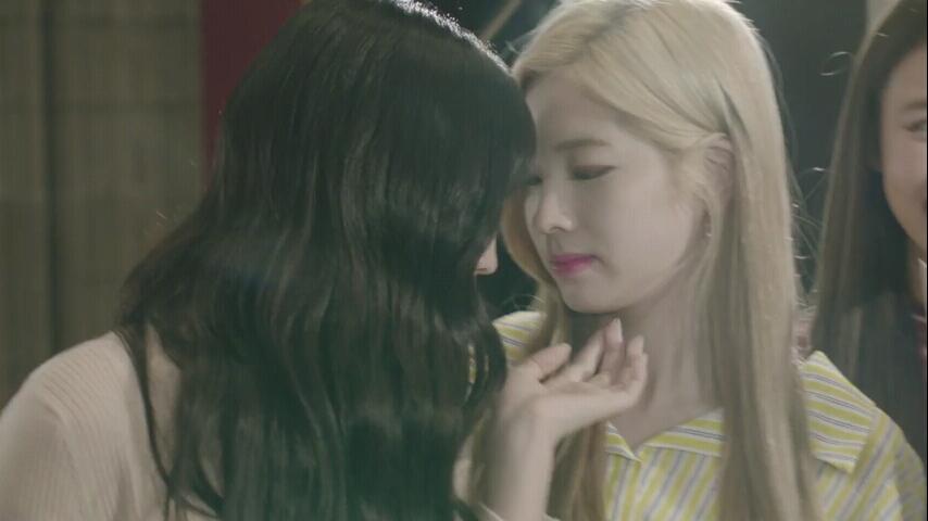 piercethepol's tweet photo. Gayness in mv. #twice #momo #dahyun #modub https://t.co/2K0sieW55v