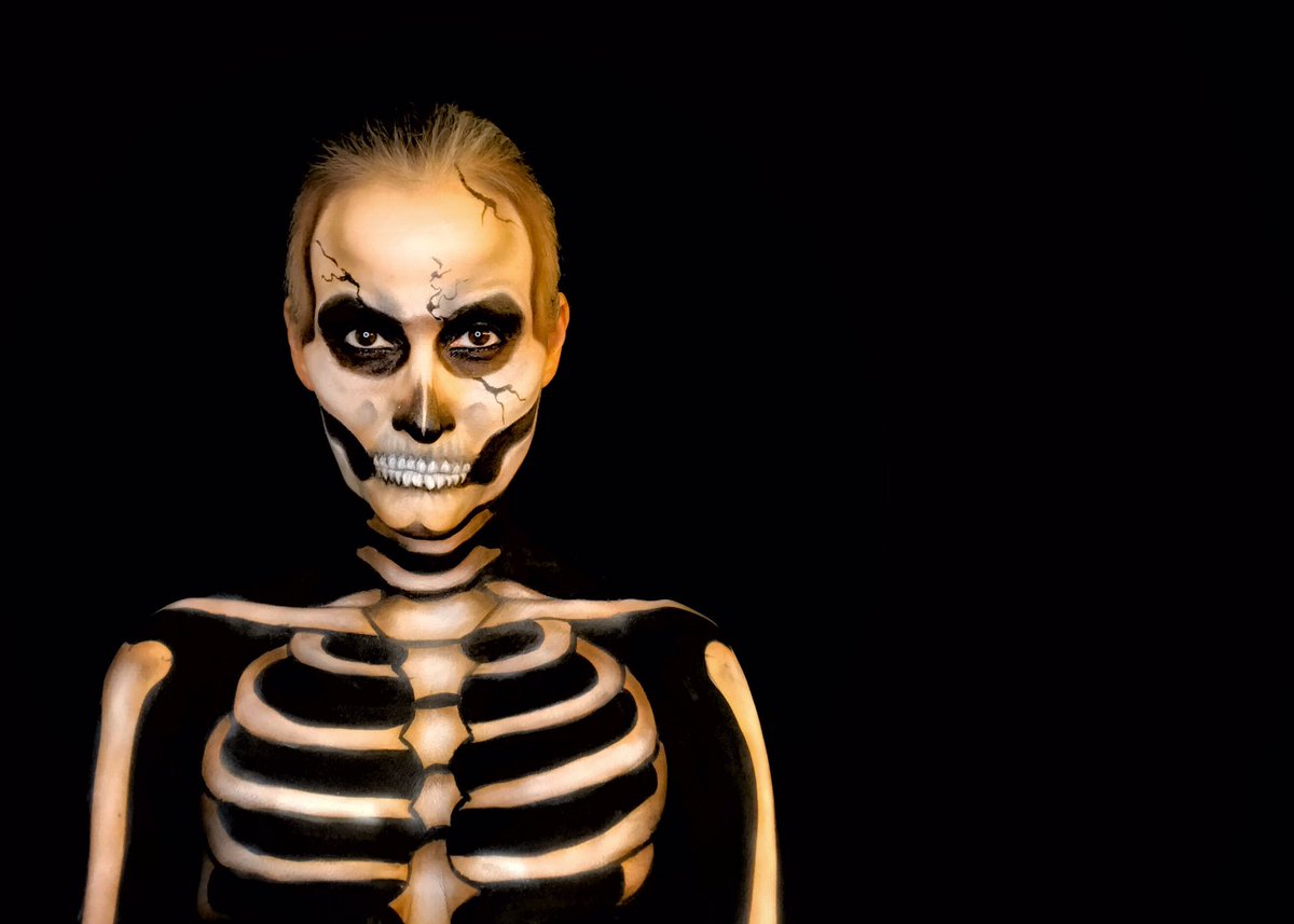 pina_info's tweet photo. Using a mix of airbrush , facepaints , &amp; eyeshadows...💄💀🎃👻 #makeupartist #bodypainter #airbrush @SillyFarm @ProAiir @MorpheBrushes @MEHRONmakeupNYC @iwata @MalabarToronto @MalabarOttawa https://t.co/ubiHat0Fx5