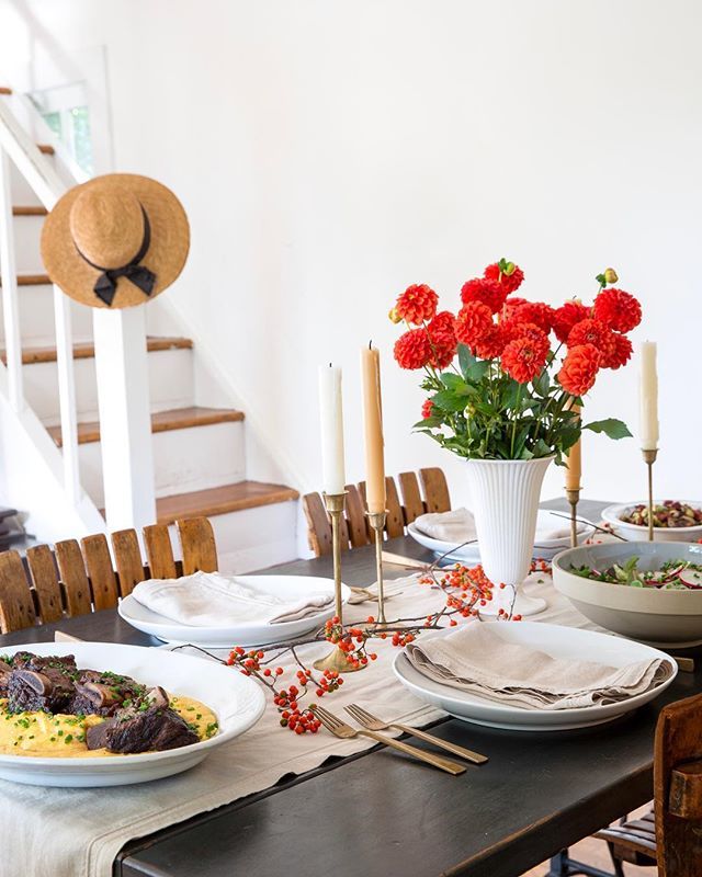 We’re sharing some of our favorite fall gatherings this week, both new and old. 🍁 In this season of bright colors and crisp nights, we feel there is no better time for intimate dinners with lush linens, foraged berries, and creamy polenta. Tap for so… ift.tt/2ArvsAS