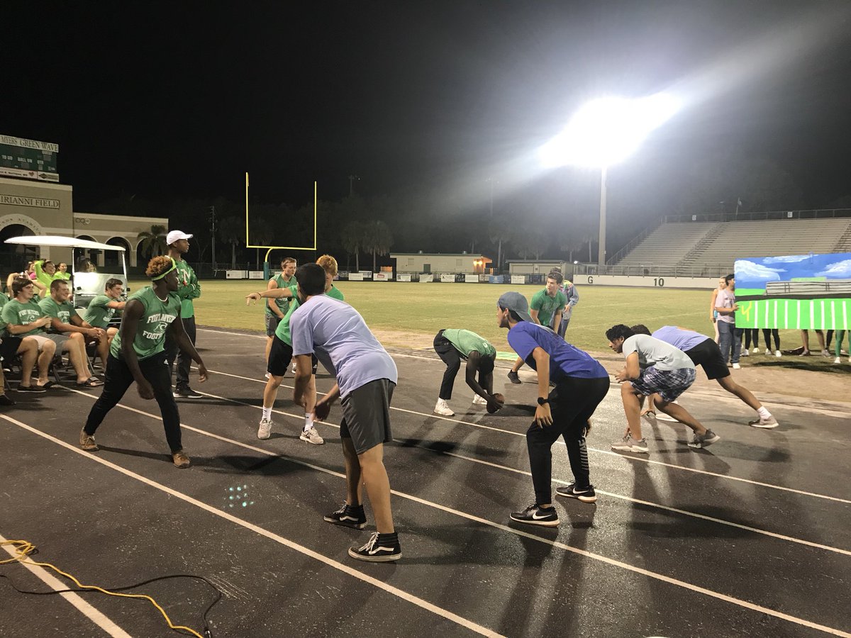 FMHS_SGA's tweet photo. Junior Greenie Growl skit - The underdog gets the girl and wins the big game https://t.co/hMvkENFyi4