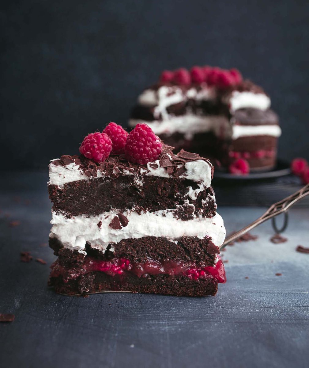 Yes, please! #Vegan Black Forest Cake with Raspberries findingvegan.com/vegan-black-fo… by <a href="/vanillacrunnch/">Vanillacrunnch</a>