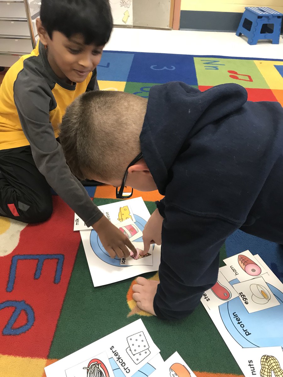 Working together to create a healthy and balanced lunch! <a href="/NSE_Dalers/">NSE_Dalers</a> @KristeCummings