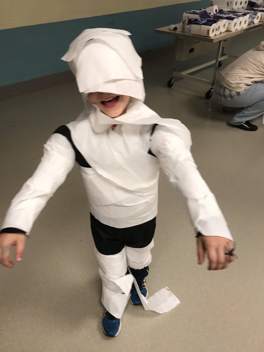 LincolnMilner's tweet photo. Eli has never looked better! @amandaleemilner @Mrs_Gutshall #areyoumymummy #BSESFallFest https://t.co/8s7IWy3vRp