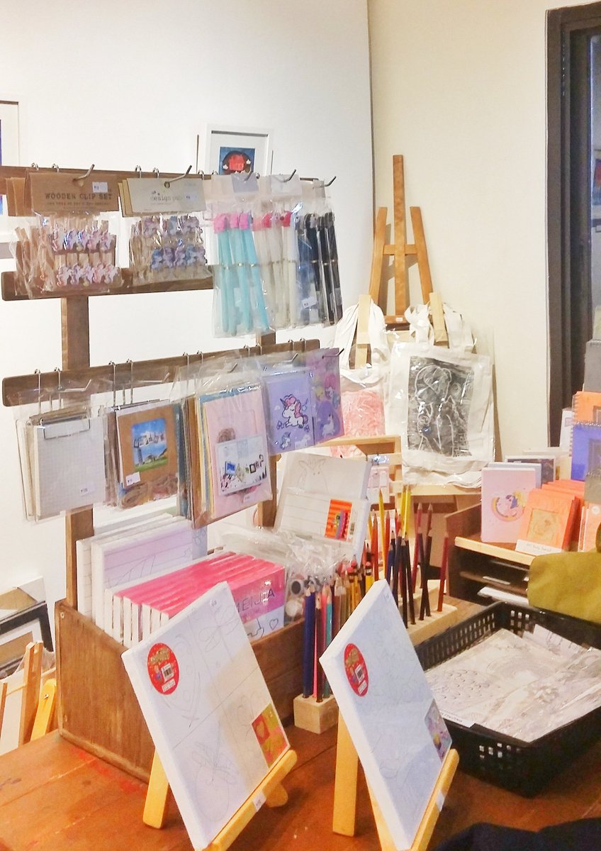 piyapiyayo_'s tweet photo. Yo guys visit this awesome art shop everrr. Near Metrobank sa dasma omg guys dito nyo na ko idate 😂 dito nyo nadin ako bilhan ng gifts and such 💕 Small place but they have this approachable owner, Airconditioned place and we could even stay there in 2 hrs or more💕 #Arternative https://t.co/s8MXDXiBns