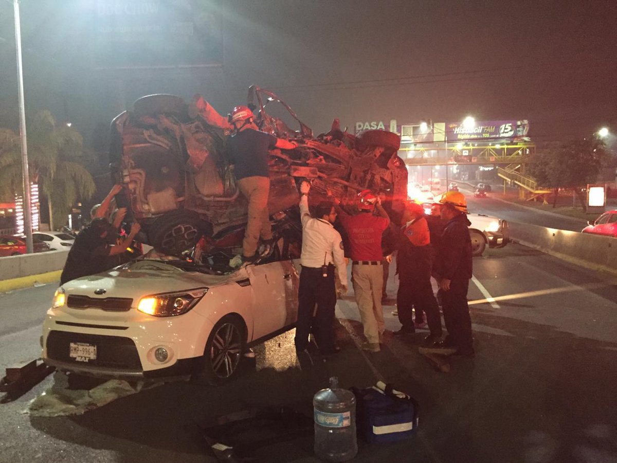 pc_mty's tweet photo. Fuerte accidente en Av Paseo de los Leones y Rangel Frias, busque vías alternas, unidades de @pc_mty en el lugar. https://t.co/2vxhnyg1Vq