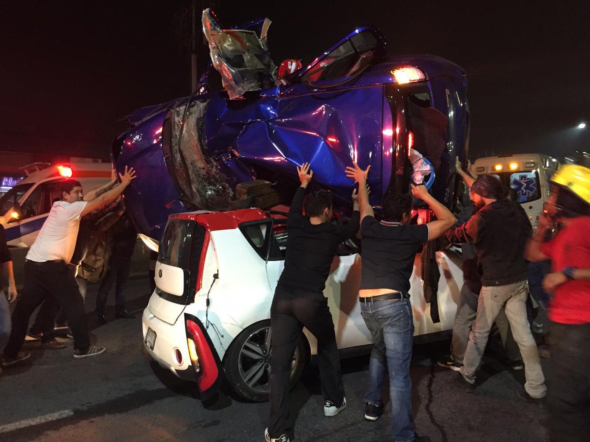 pc_mty's tweet photo. Fuerte accidente en Av Paseo de los Leones y Rangel Frias, busque vías alternas, unidades de @pc_mty en el lugar. https://t.co/2vxhnyg1Vq