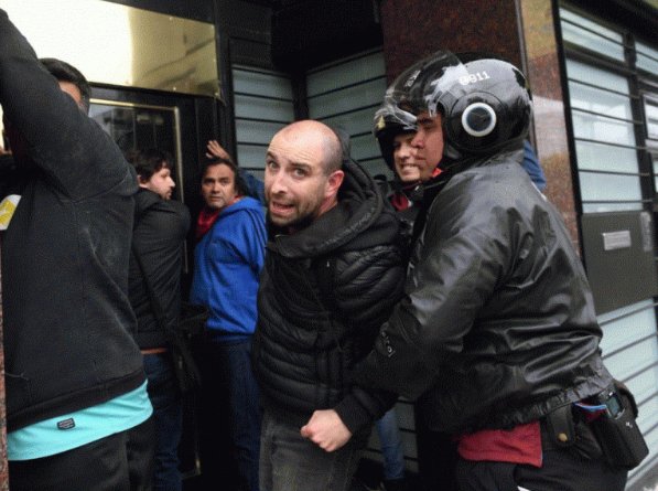 infonews's tweet photo. #URGENTE Liberan a los detenidos durante la represión en Congreso https://t.co/nRQs7e538c https://t.co/QzWFEnR1N8