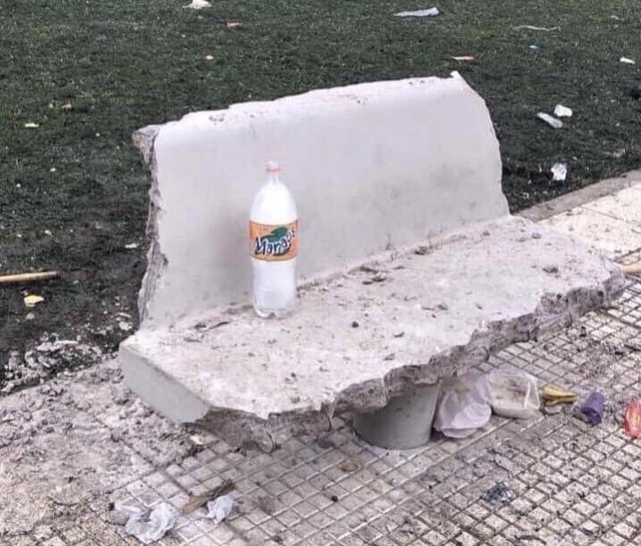 TUC0MANDANTE's tweet photo. Esto no es solo la culpa de los inadaptados que rompieron todo, también es culpa de de las fuerzas de seguridad que les permitieron llegar con martillos, mazas, bolsones llenos de pirotecnia etc...
*hasta en Zambia se hace inteligencia y requisa* 
#Improvisan https://t.co/kW5pcsu3dp