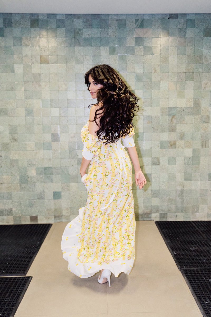 Camila_Cabello's tweet photo. VIVEEEE!!!! GOZAAA!!!!!! 💃🏻💛💃🏻💛 https://t.co/s4LjVLAN9d