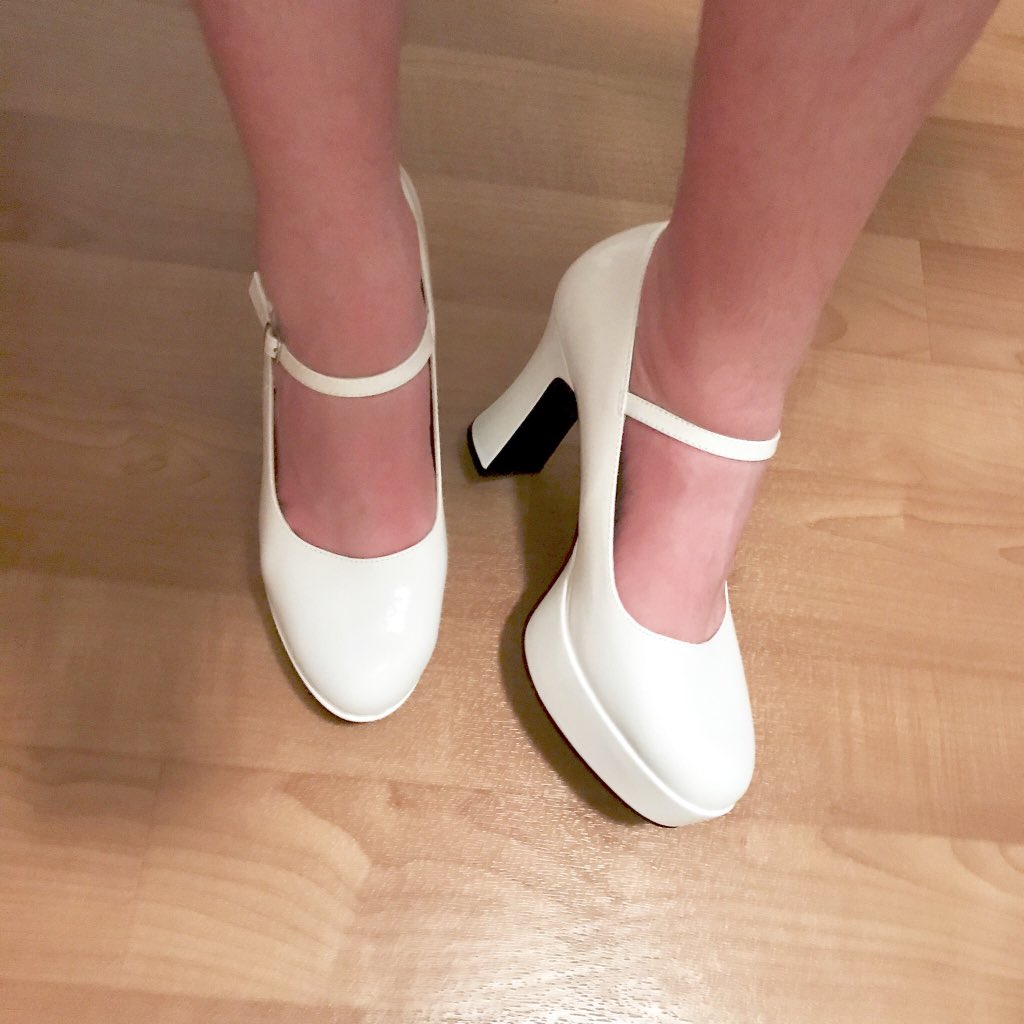 thedollipop's tweet photo. hate me for wearing a chunky heel but as a 6’4 man walking in stilettos is extremely hard for someone starting heels 🤷🏼‍♀️ https://t.co/YjfruY7NL4