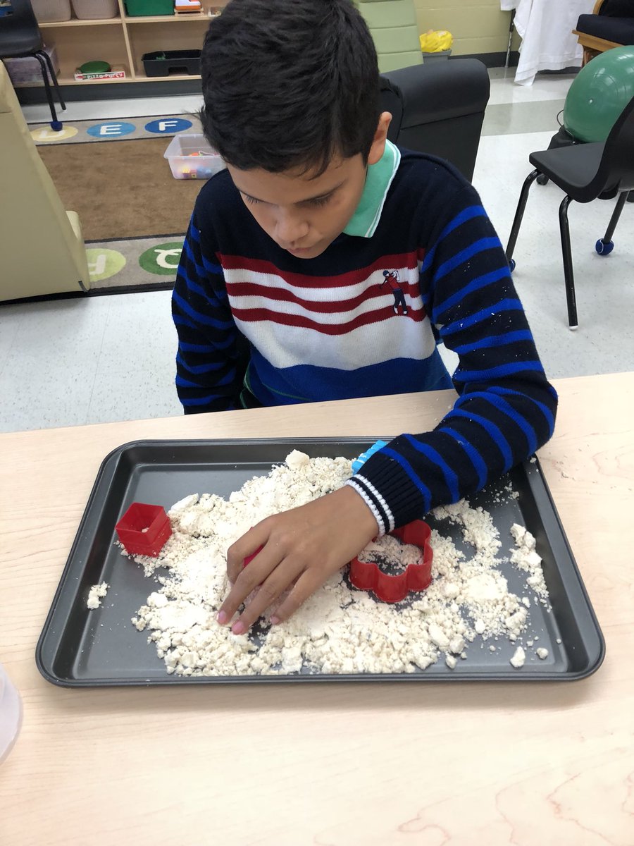 temple_c4's tweet photo. Cloud โ๏ธ dough exploration. @MsSmithVillager @BrittanyNeill3 @Saunder14847269 #messybutfun #sensoryfun #fluffyfun https://t.co/vMgEDLr18c