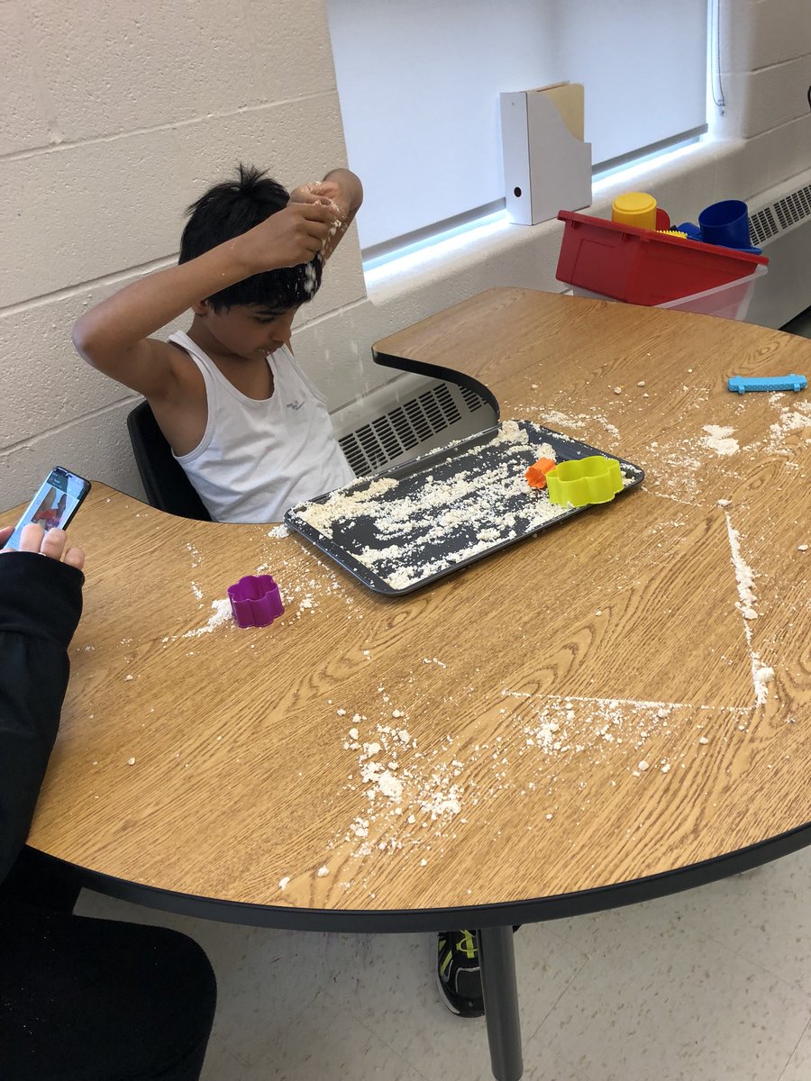 temple_c4's tweet photo. Cloud โ๏ธ dough exploration. @MsSmithVillager @BrittanyNeill3 @Saunder14847269 #messybutfun #sensoryfun #fluffyfun https://t.co/vMgEDLr18c
